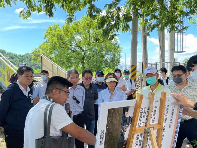 市府工务局简报说明，评估供大型车辆由中华路跨越堤防至停车场道路，预计新辟后可改善停车场目前行车动线不佳情形，并提供外地游客及大型车辆便于停车。（林雅惠摄）