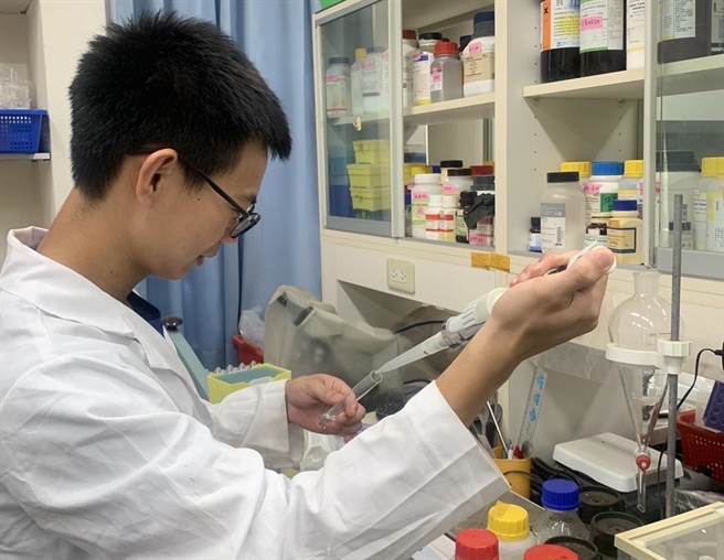 金大食品科学系与金酒产学合作，成功开发全国市面上唯一以高粱抗性淀粉素材的低升糖产品。（图／金大提供）