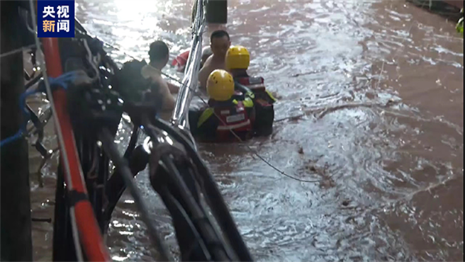 大陆紧急预拨3.2亿元人民币支持地方做好防汛救灾工作。（大陆央视）