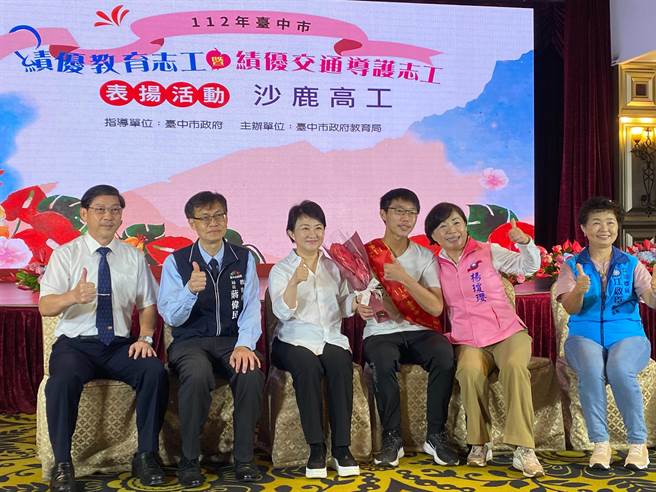 台中市今天表揚績優志工，沙鹿高工賴証緯是今年最年輕的獲獎者。（張亦惠攝）