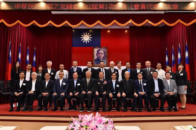 富邦董事长蔡明忠（前排右五）接任警友总会理事长。（警政署提供／胡欣男台北传真）