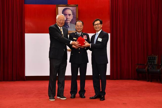 警友总会理事长交接，正崴董事长郭台强（左）交接给富邦董事长蔡明忠（右），警政署长黄明昭（中）监交。（警政署提供／胡欣男台北传真）