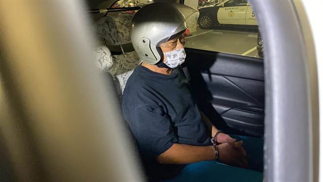 連男被移送時，仍是噤聲，全程不發一語。（圖／高鈞麟攝）