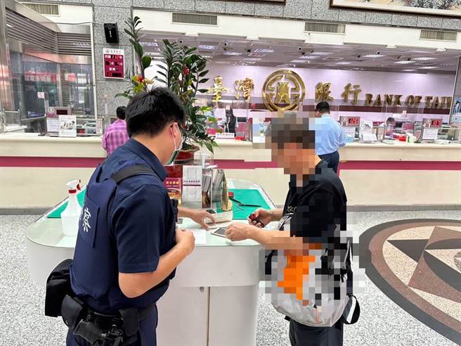头份警分局头份所员警阻止曾姓男子被诈。（头份警分局提供／谢明俊苗栗传真）