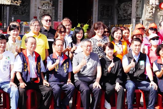 民眾党主席柯文哲今下午前往新北市莺歌区碧龙宫、广行宫参拜，柯参拜完后便与庙方人员茶叙。据庙方人员透露，柯文哲未谈及选举布局，但有说过会走遍全台各庙宇。（蔡雯如摄）