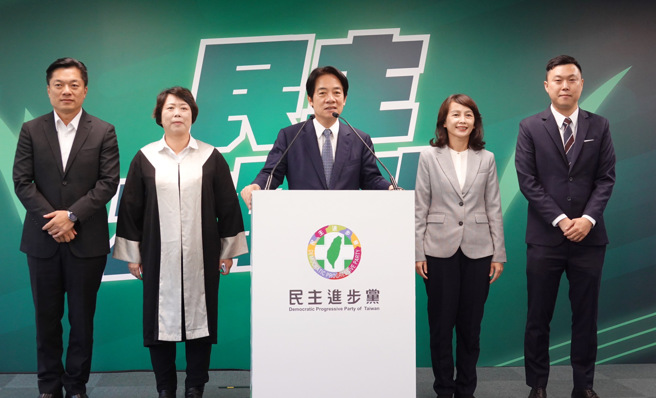 民进党5日中执会后举行记者会，党主席赖清德（中）介绍立委参选人陈俊宇（左起）、郑文婷、李问（右起）、张美慧。（姚志平摄）