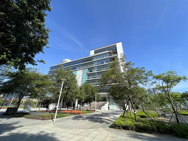 高雄市立总图疑似出现偷拍狼，警方已经成立专案小组追缉中。（翻摄照片／高雄洪靖宜传真）