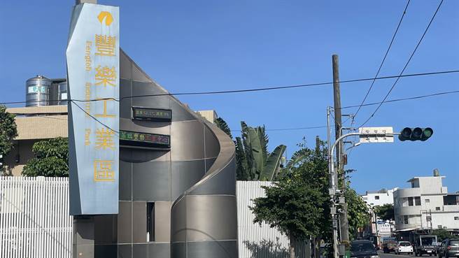 豐樂工業區戶外溫度計今下午飆高溫51.9度，台東氣象站研判可能受周邊熱源影響。（蕭嘉蕙攝）