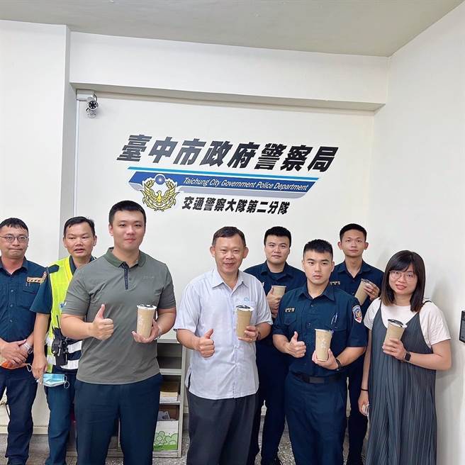 中市警察局第二分局分局长杨川及警友办事处主任何峰源有感员警辛劳，特向辖内绿豆沙名店订购沁凉绿豆沙，分送慰劳员警。（台中市第二分局提供／冯惠宜台中传真）