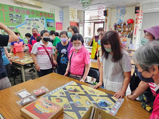 台中市警察局第三分局勤工派出所針對銀髮族進行犯罪預防宣導活動，透過桌遊，讓長輩了解現行常見詐騙的手法。（台中市第三分局提供／馮惠宜台中傳真）