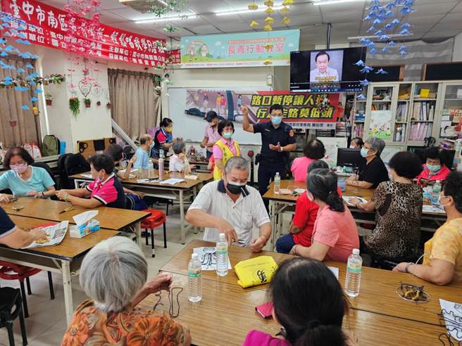 台中市警察局第三分局勤工派出所針對銀髮族進行犯罪預防宣導活動，透過桌遊，讓長輩了解現行常見詐騙的手法。（台中市第三分局提供／馮惠宜台中傳真）