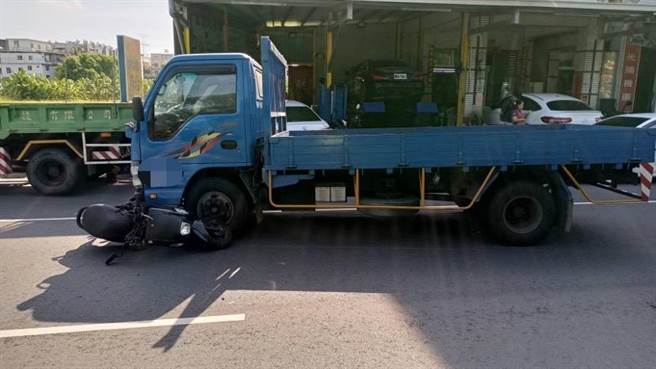 大寮區5日下午發生死亡車禍。（翻攝照片／高雄洪靖宜傳真）