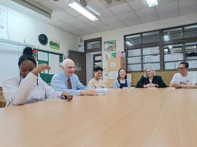 80歲闕思嘉在潭子常春藤國際學校任教，餘生將奉獻給台灣教育。（陳淑娥攝）