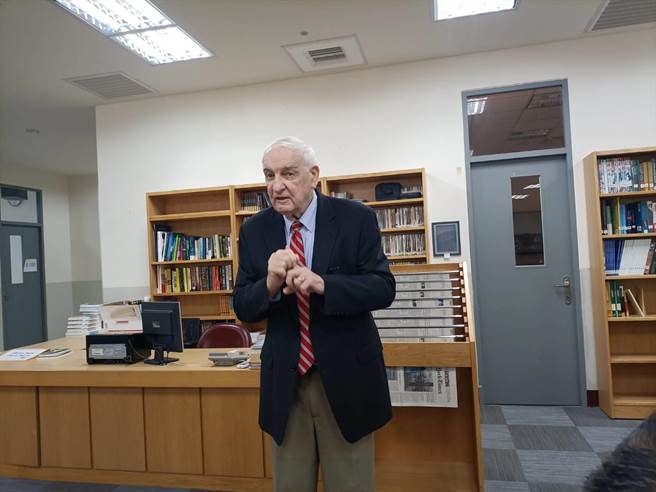 80歲闕思嘉在潭子常春藤國際學校任教，餘生將奉獻給台灣教育。（陳淑娥攝）