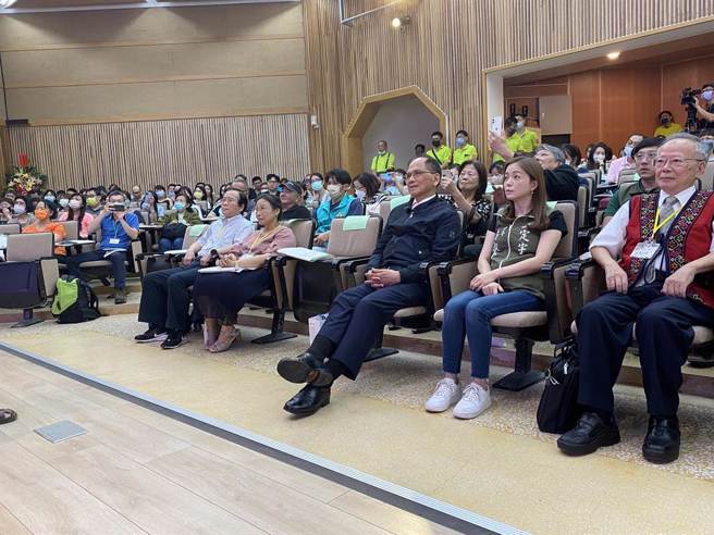 游錫堃（右三）下午到台南大學出席第16屆海翁台灣文學營始業式。（曹婷婷攝）