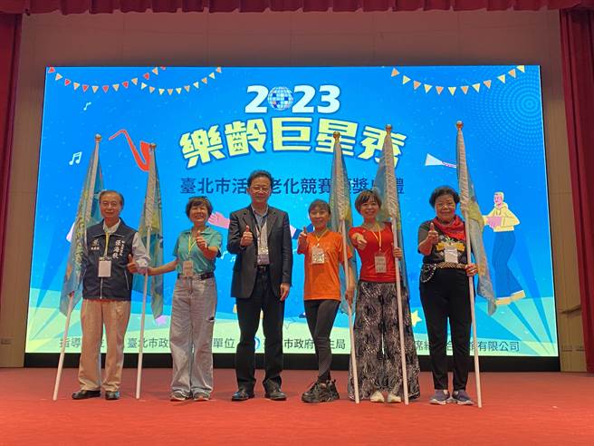 卫生局长陈彦元亲自表扬并授旗代表台北市征战北区竞赛5支队伍，期盼选手挺进全国总决赛。（卫生局提供／蔡佩珈台北传真）