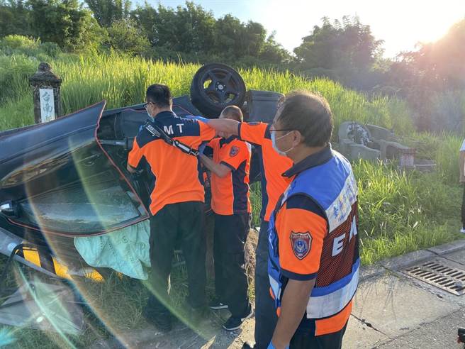 左鎮第一公墓旁傍晚傳出有車輛翻覆，車上2人脫困時均已無生命跡象。(民眾提供／曹婷婷台南傳真)