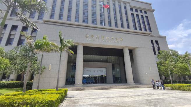 印尼籍看护蒂雅2019年来台后，不满照顾家庭不给她1天3餐，因此对照料的病患不满，用钢杯、量杯喂尿、水给他。导致病患肺炎送医，先前蒂雅因伤害罪遭法院判1年2月，近日民事遭判赔35万余元（赖佑维摄）