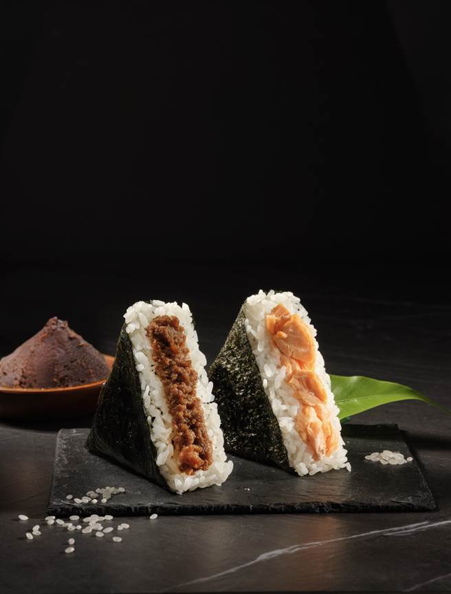 OKmart携手浅草宿六打造「豚味噌饭糰」（左）、「盐鲑饭糰」，标榜内馅增加50％。（OKmart提供／朱世凯台北传真）