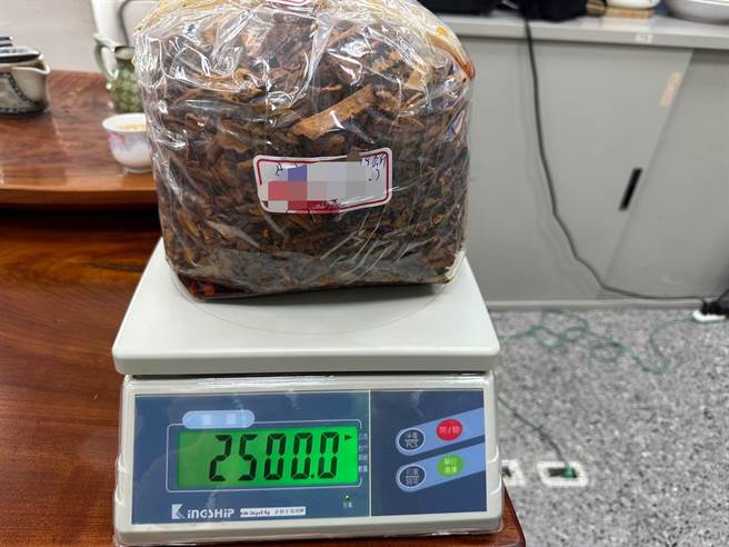 高雄某生技公司业者勾结以许姓男子为首的山老鼠不法集团，透过窃取牛樟木贩售牟暴利。（保七总队提供／谢佳潾屏东传真）