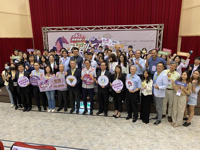 桃园市青年事务局推动校园创业联盟，支持大专校院办理一校一特色活动，青年局携手国立中央大学办理新创千里马创业竞赛，今日在桃捷公司举行决赛与颁奖典礼。（蔡明亘摄）