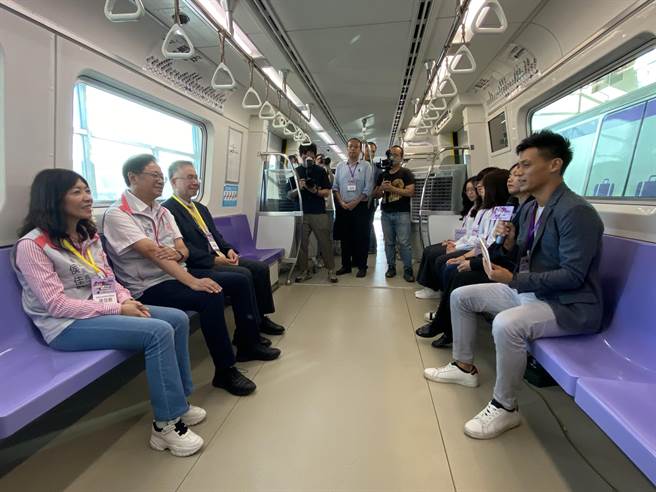 桃园市青年事务局指导国立中央大学办理新创千里马创业竞赛，今日举行决赛与颁奖典礼，各组金奖团队代表在机捷车厢内，向桃园市长张善政说明创业理念。（蔡明亘摄）