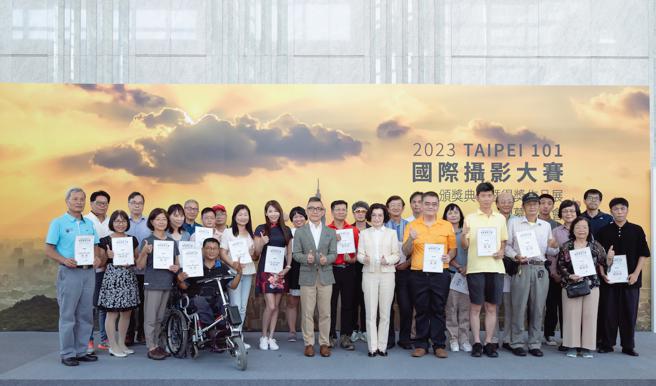 摄影大赛全体得奖者与台北101总经理朱丽文、办公大楼营运长刘家豪合照。（台北101提供）