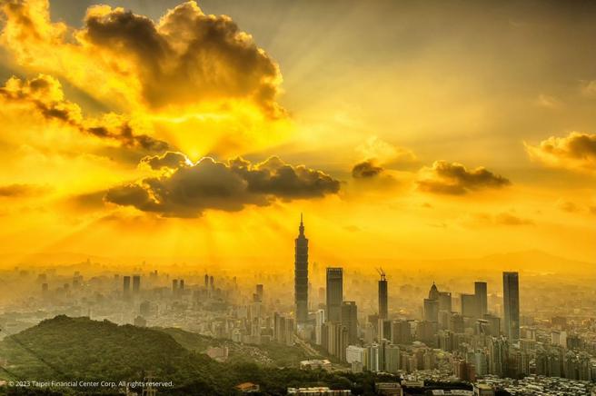 2023台北101国际摄影大赛，发现台北101之美专题，金牌奖得主郑琼书《降临》。（台北101提供）