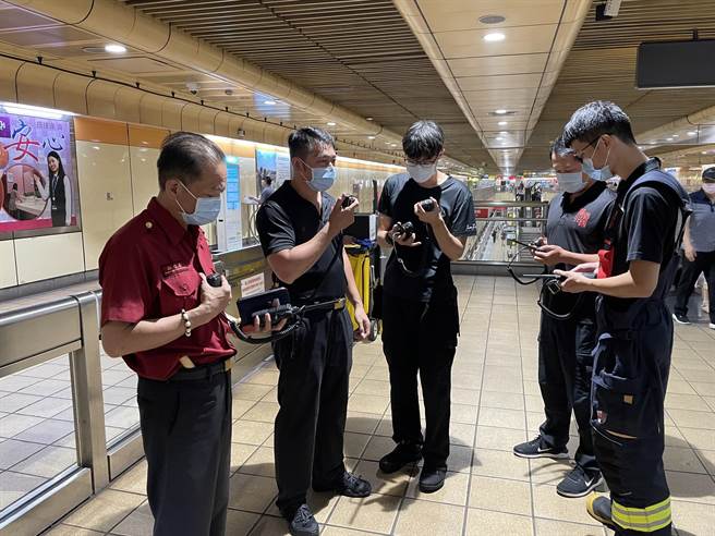 新北市消防局每季配合台北捷運公司，針對轄內設置於地下層的捷運站進行消防無線電會測。（圖／新北市消防局提供）