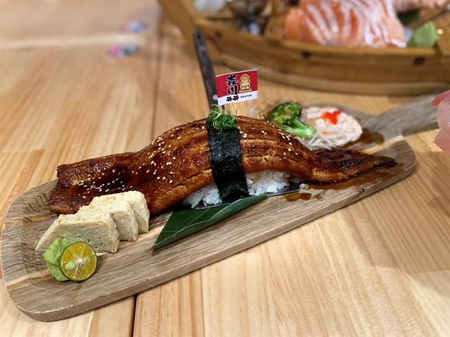 浮夸系日料店「森川丼丼」打造出全台首创「巨大野鳗握寿司」直接使用一整尾高级鳗鱼，绵密肉质搭配蒲烧咸甜酱汁，令人吃过一次就难以忘怀。（冯惠宜摄）