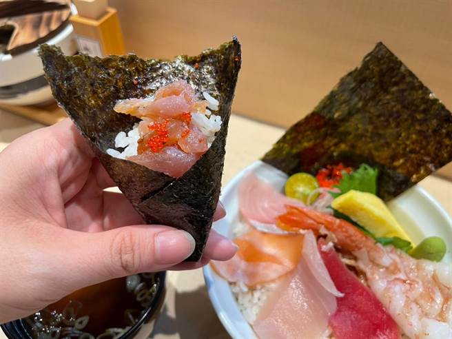 日本桥海鲜丼辻半LaLaport台中店更独步全台推出两款全新职人系列海鲜丼－「旬舞丼」及「三彩丼」，主打一丼二吃、一碗可以品嚐到各种顶级海味。（香继光提供／冯惠宜台中传真）
