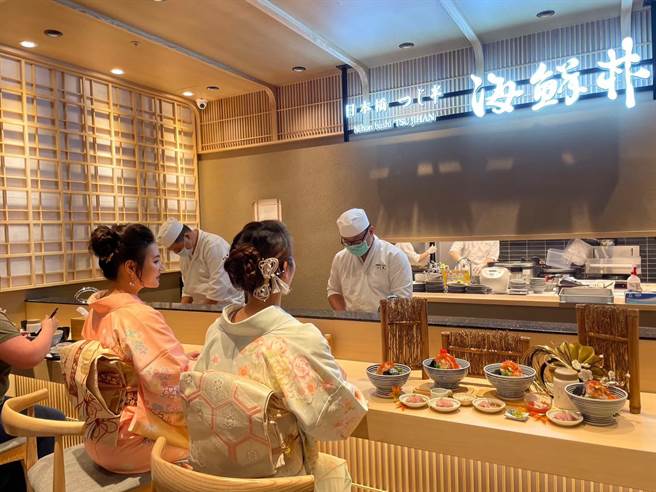 「日本桥海鲜丼辻半」LaLaport台中店是该品牌首度以Food court美食街型态问世的全台唯一新店格。（香继光提供／冯惠宜台中传真）