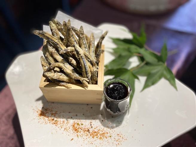 星飨道国际自助餐推出澎湖之夏美食节，主厨将澎湖盛产的大丁香鱼，蘸上蜜汁酱汁制作成觧美的「蜜汁大丁香鱼」。（冯惠宜摄）