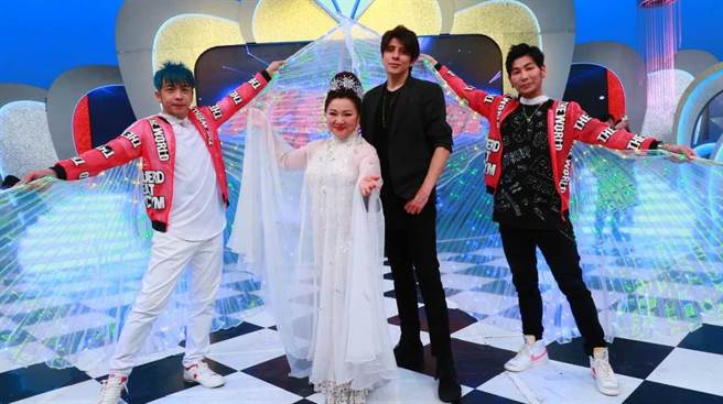 日本男星城田纯（右二）首登《我爱冰冰Show》，与东谚（左起）、白冰冰、阿文相见欢。（中视提供）