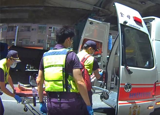 路倒妇人获经过的救护人员急救，送医后成功恢復意识。(黄敬文翻摄)