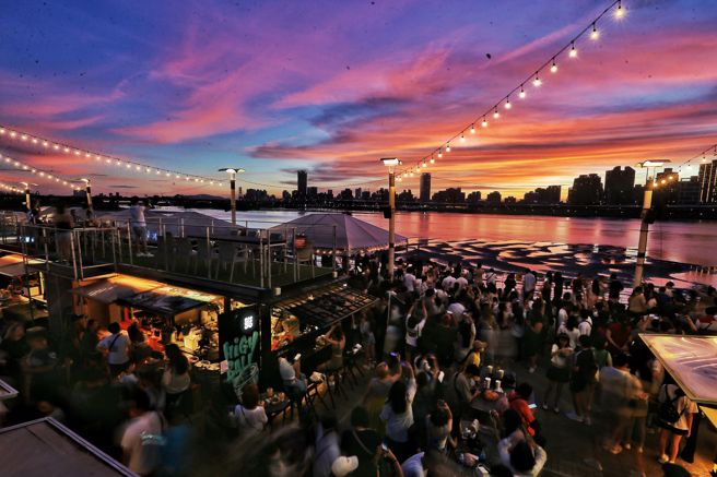 2023大稻埕夏日節盛大舉辦，5日有許多民眾前來與會時，在豔麗夕陽前佇足。（杜宜諳攝）