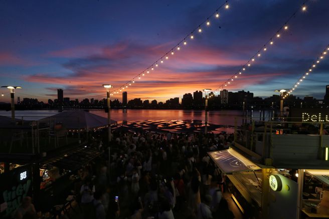 2023大稻埕夏日節盛大舉辦，5日有許多民眾前來與會時，在豔麗夕陽前佇足。（杜宜諳攝）