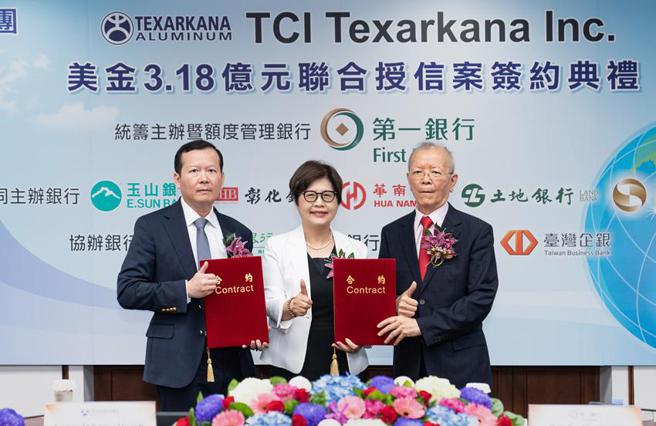 第一銀行統籌主辦大成鋼集團3.18億美元聯貸，在大成鋼集團總經理謝榮坤(右)見證下，由第一銀行董事長邱月琴(中)與TCI Texarkana Inc.總裁謝瀚尹(左)共同完成簽約。（圖／第一銀行提供） 