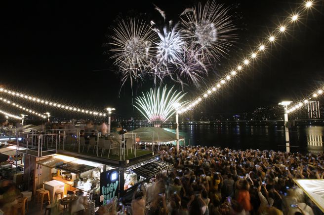 大稻埕夏日節首場煙火5日晚間8點30分施放，施放的煙火主題為「歡螢光臨」，以象徵螢火蟲的空中煙火搭配光雕點亮夜空，營造大自然的生態之美。（杜宜諳攝）