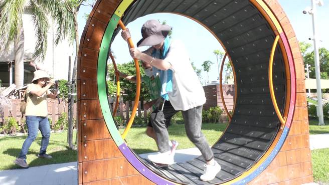 台东县儿童运动公园今天启用，大小朋友体验仓鼠滚轮。（蔡旻妤摄）