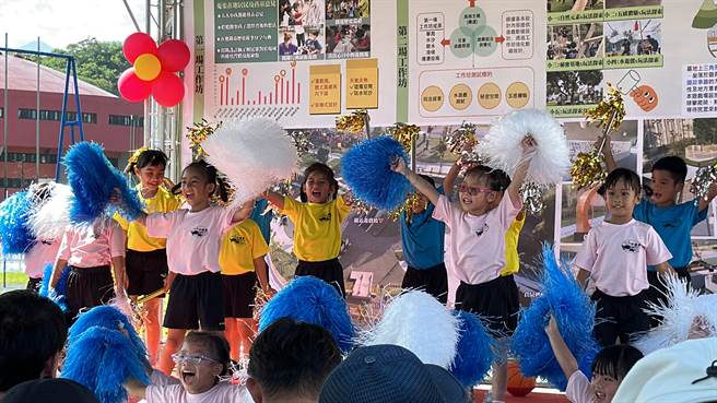 台东县儿童运动公园今天启用，小鲸鱼非营利幼儿园开场表演。（蔡旻妤摄）