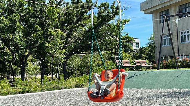 台东县儿童运动公园今天启用，铁道滑索相当受欢迎。（蔡旻妤摄）