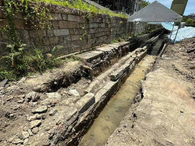 北市大安區金華社宅為使工程順利將水溝遺構全挖起卻遭批評，北市文化局回應，基地內出土物及遺構均非文化資產，未來將規畫以仿作修復方式，使明溝成為基地文史展示廊道。（北市都發局提供／張芷瑜台北傳真）