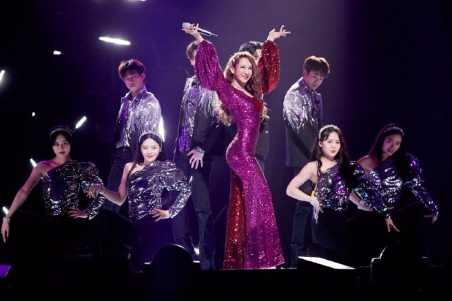 李玟服装的贴身剪裁让身材无所遁形，一现身就成为全场目光焦点。（图／取自微博）