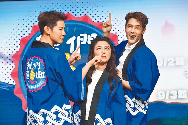 夏和熙（左起）、王彩桦、胡宇威昨穿蓝色的日本祭典服装宣传节目。（华视提供）