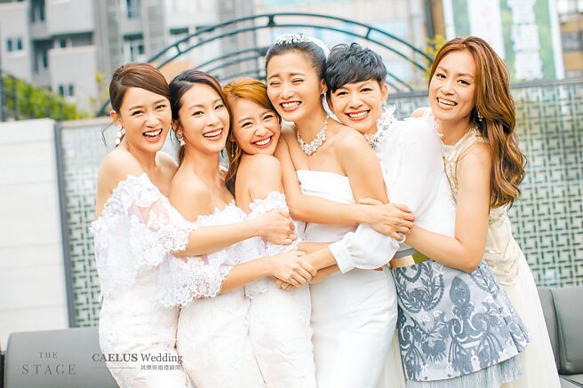 赵小侨（右三）2017年结婚时，七朵花团员陈乔恩（左起）、小洁、赖薇如、馒头、仔仔合体。（经纪人林修毅提供）