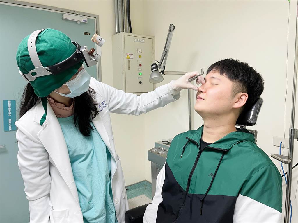 24歲來台留學的韓裔金同學從小嚴重鼻塞，經鼻內視鏡檢查發現其患有嚴重的鼻中膈彎曲，透過新式功能性鼻整形手術成功改善。（烏日林新醫院提供／潘虹恩台中傳真）