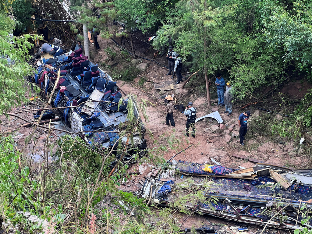 墨西哥瓦哈卡州发生巴士坠谷意外，大批人员到场救难。（路透社）(photo:ChinaTimes)