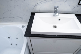 老公育儿「洗手台倒尿」妈喊噁！网看1点全不挺：反应过度