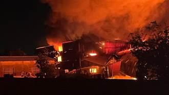麻豆泡棉工廠晚間驚傳火警 烈焰衝天染紅夜空